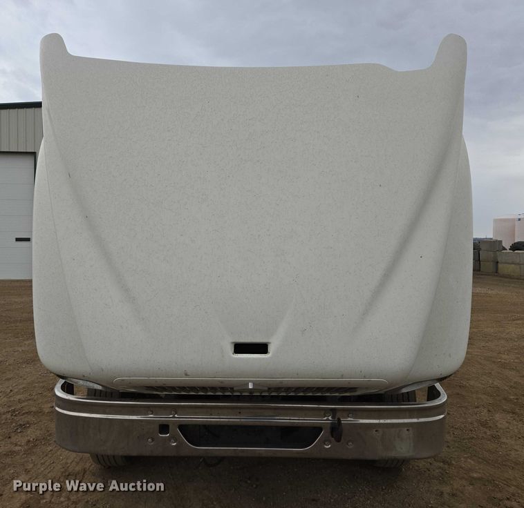 image for item EB1182 2001 International 9100i semi truck