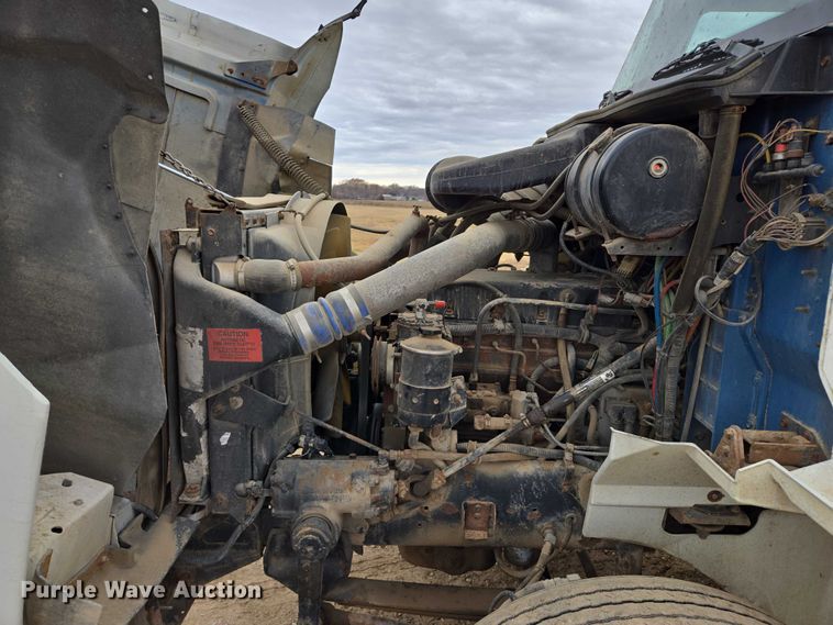 image for item EB1182 2001 International 9100i semi truck