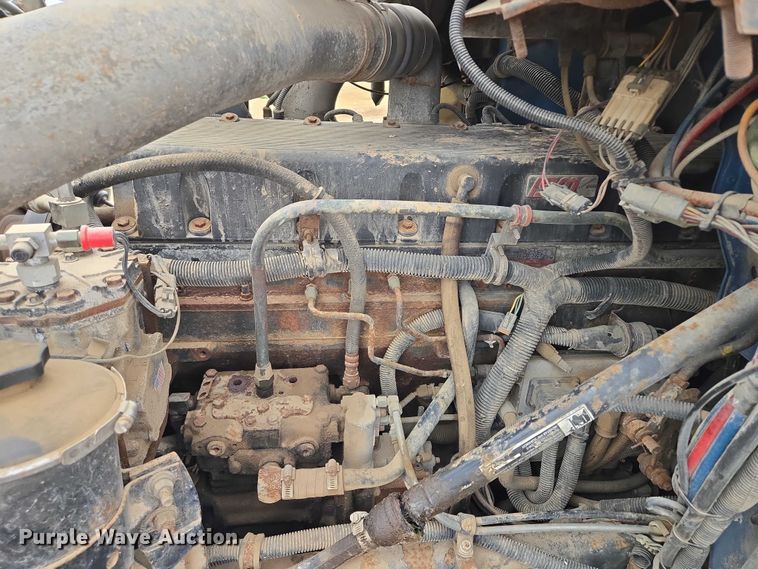 image for item EB1182 2001 International 9100i semi truck