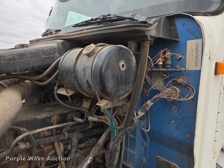 image for item EB1182 2001 International 9100i semi truck