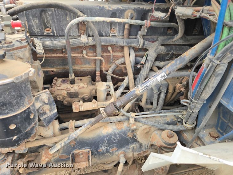 image for item EB1182 2001 International 9100i semi truck