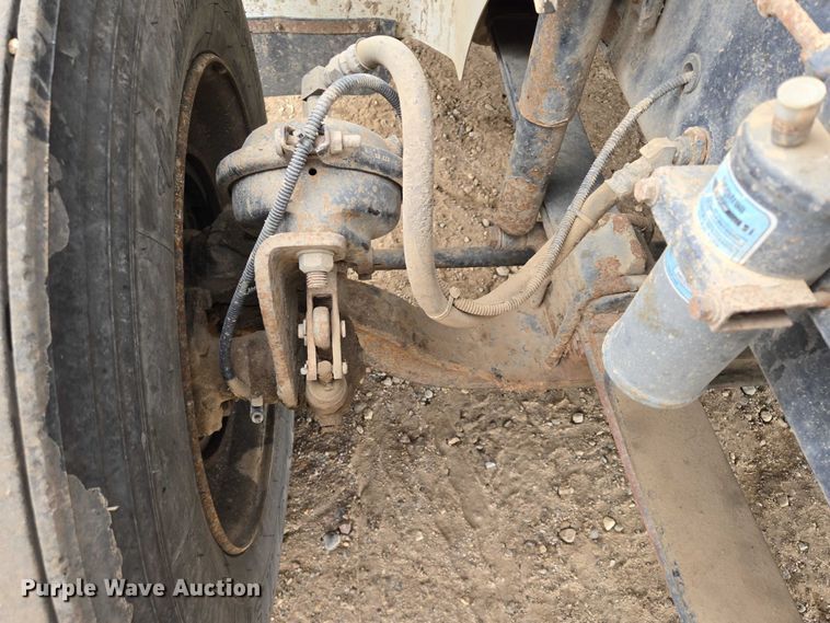 image for item EB1182 2001 International 9100i semi truck