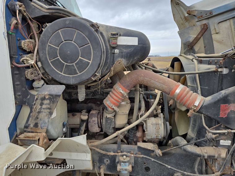 image for item EB1182 2001 International 9100i semi truck