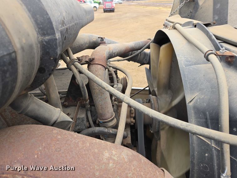 image for item EB1182 2001 International 9100i semi truck