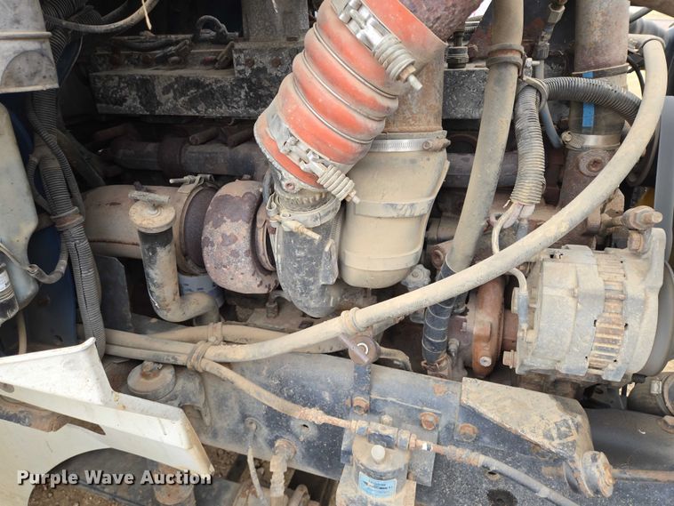 image for item EB1182 2001 International 9100i semi truck