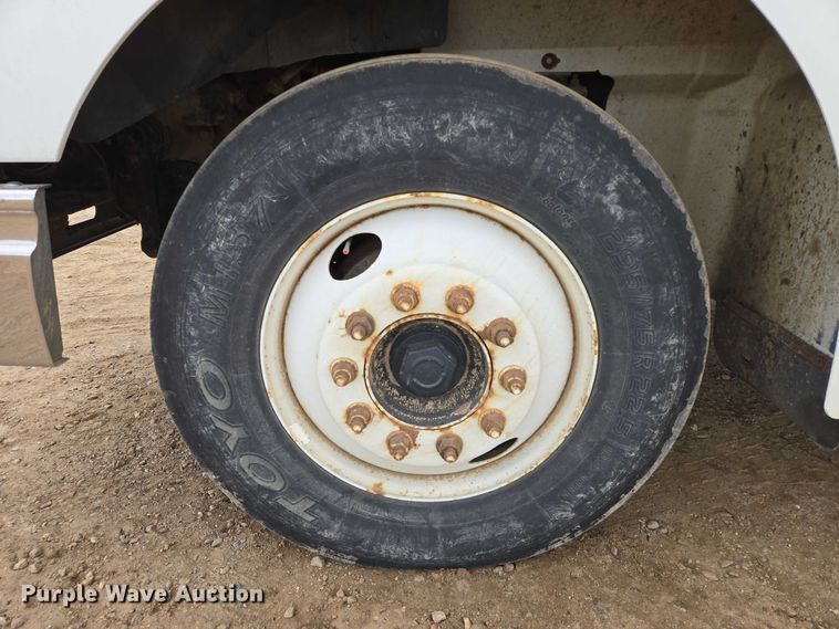 image for item EB1182 2001 International 9100i semi truck