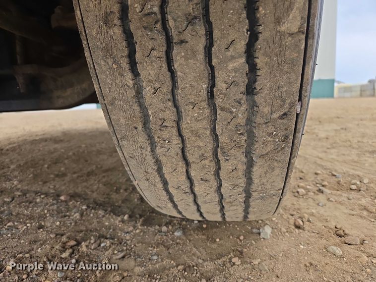 image for item EB1182 2001 International 9100i semi truck