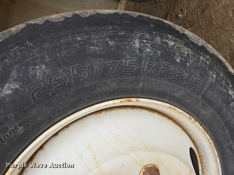 image for item EB1182 2001 International 9100i semi truck