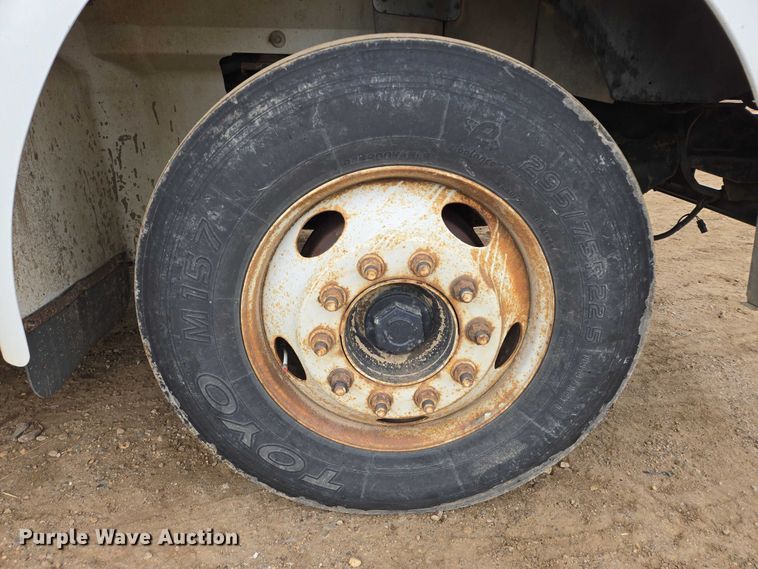 image for item EB1182 2001 International 9100i semi truck