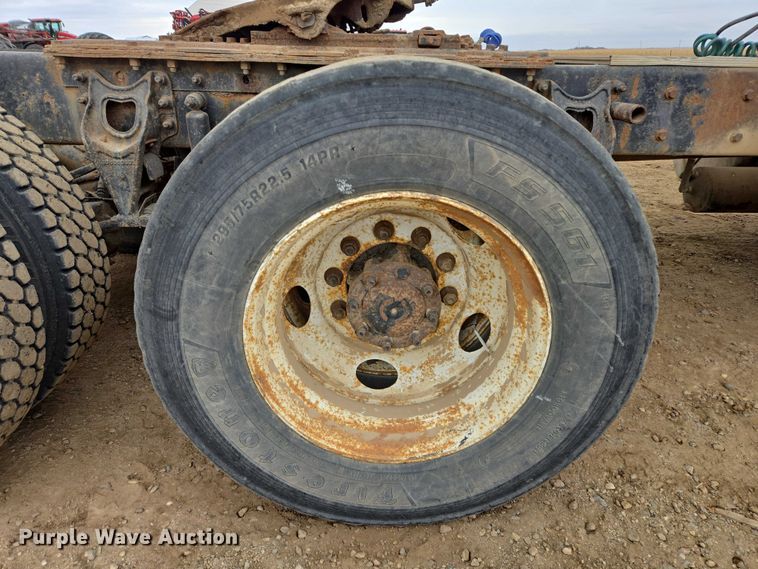 image for item EB1182 2001 International 9100i semi truck