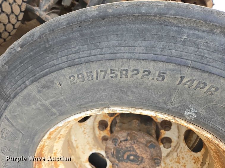 image for item EB1182 2001 International 9100i semi truck