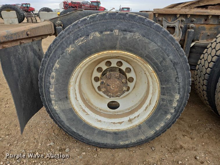 image for item EB1182 2001 International 9100i semi truck