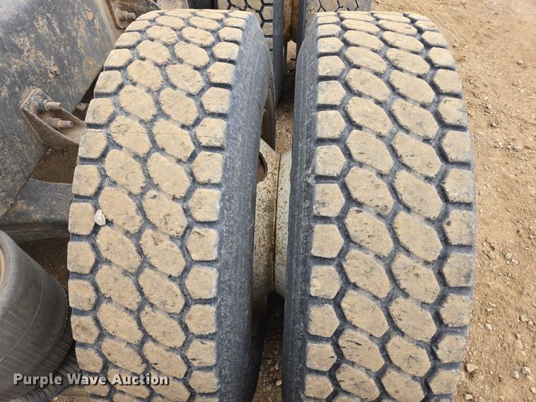 image for item EB1182 2001 International 9100i semi truck