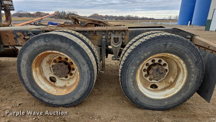 image for item EB1182 2001 International 9100i semi truck