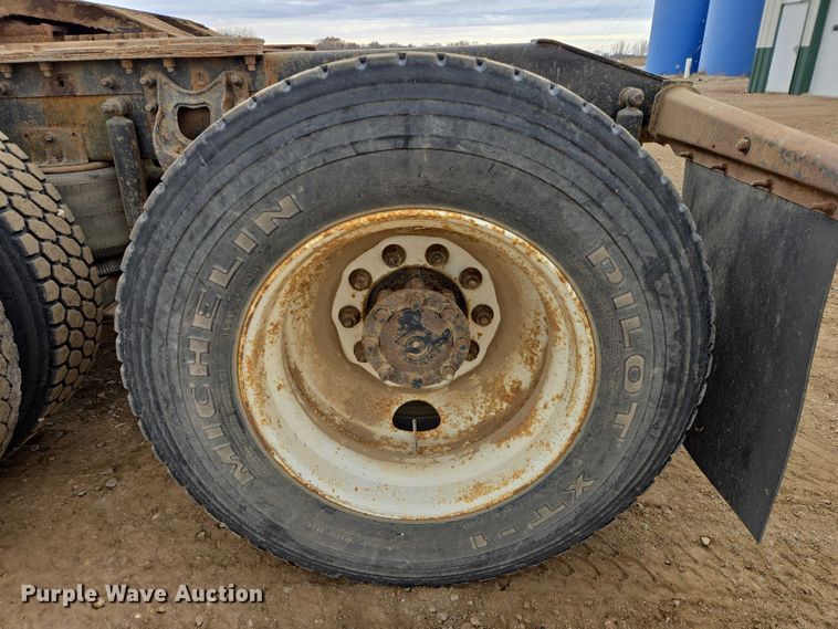 image for item EB1182 2001 International 9100i semi truck