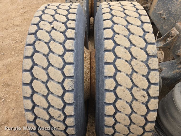 image for item EB1182 2001 International 9100i semi truck