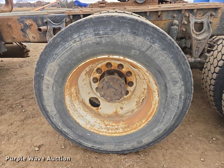 image for item EB1182 2001 International 9100i semi truck