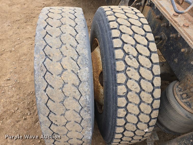 image for item EB1182 2001 International 9100i semi truck