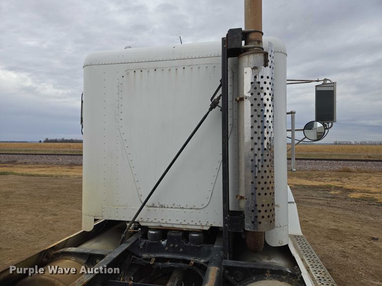 image for item EB1184 1992 Freightliner FLD truck cab and chassis