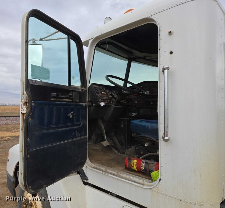 image for item EB1184 1992 Freightliner FLD truck cab and chassis