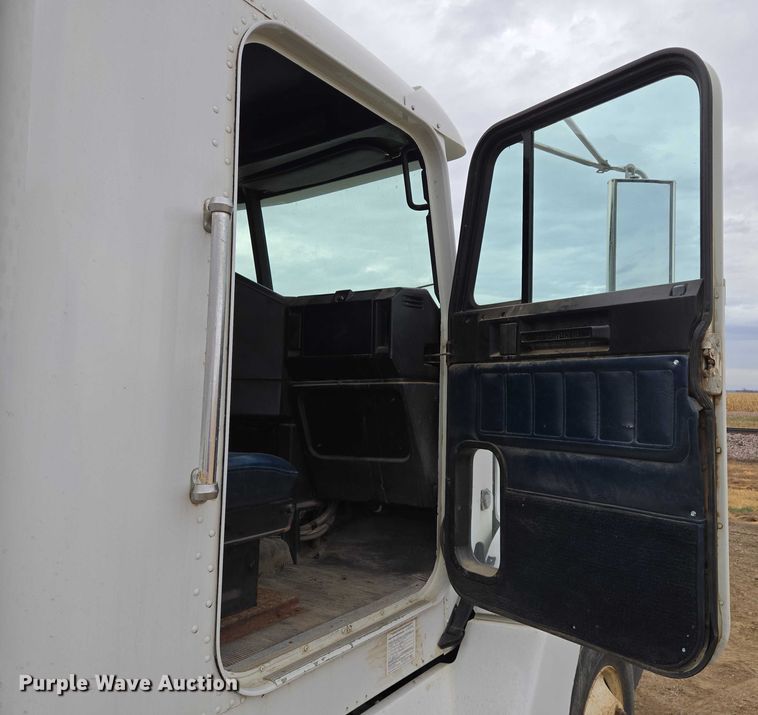 image for item EB1184 1992 Freightliner FLD truck cab and chassis