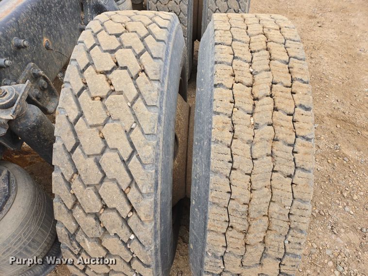 image for item EB1184 1992 Freightliner FLD truck cab and chassis