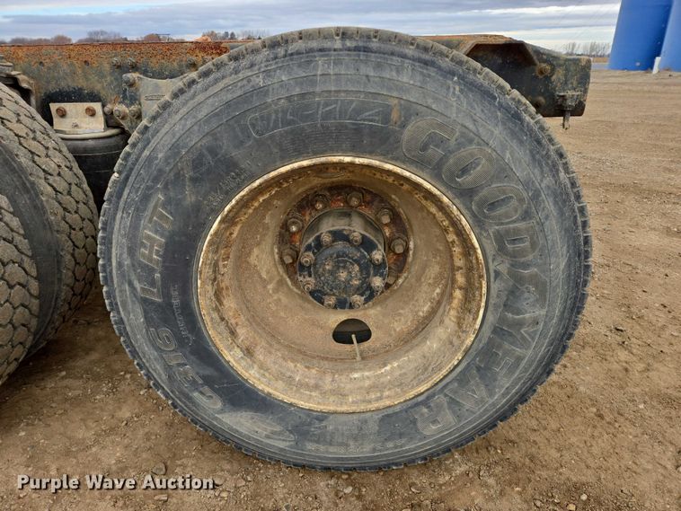 image for item EB1184 1992 Freightliner FLD truck cab and chassis