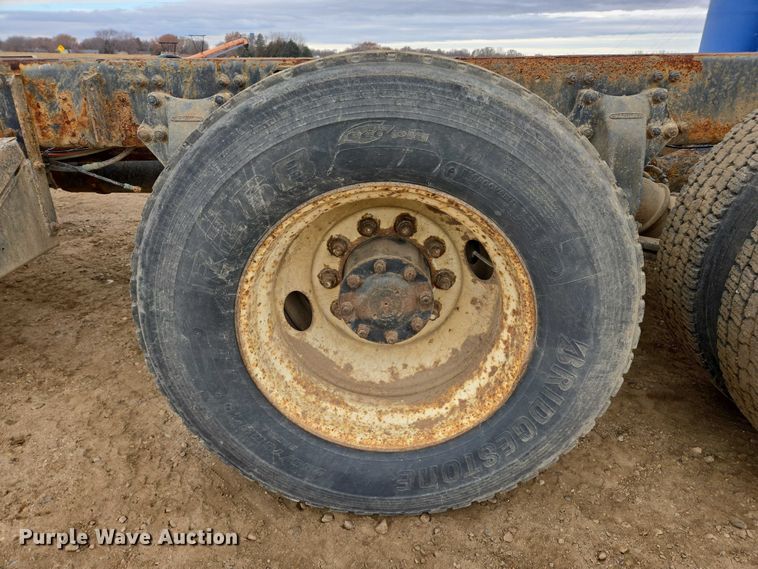 image for item EB1184 1992 Freightliner FLD truck cab and chassis