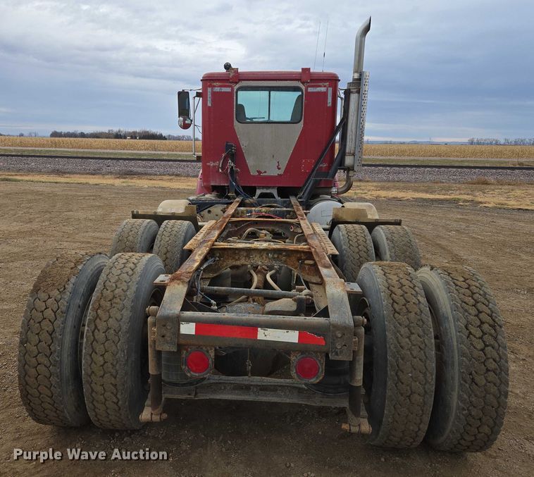 image for item EB1185 1994 International 9200 truck cab and chassis