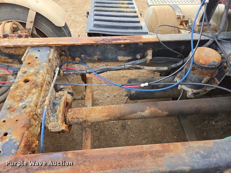 image for item EB1185 1994 International 9200 truck cab and chassis