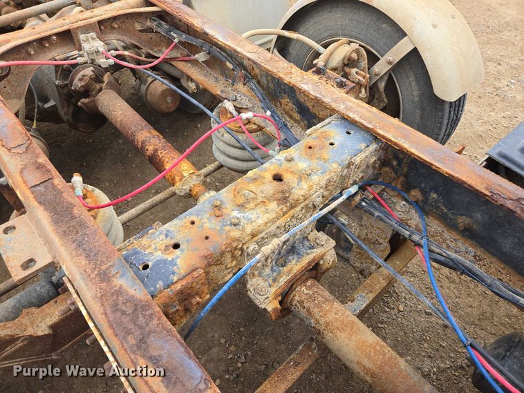 image for item EB1185 1994 International 9200 truck cab and chassis