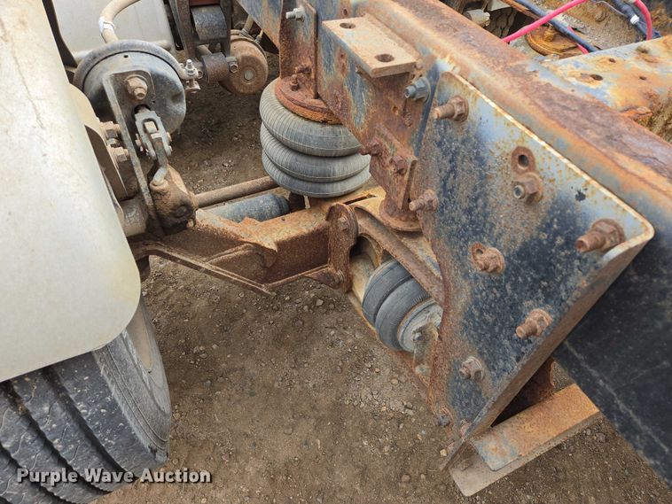 image for item EB1185 1994 International 9200 truck cab and chassis