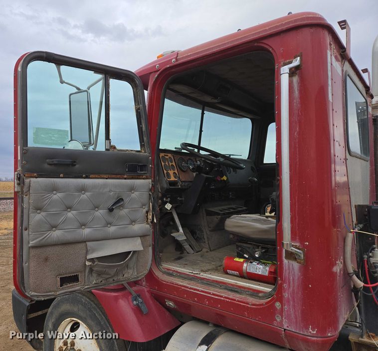 image for item EB1185 1994 International 9200 truck cab and chassis