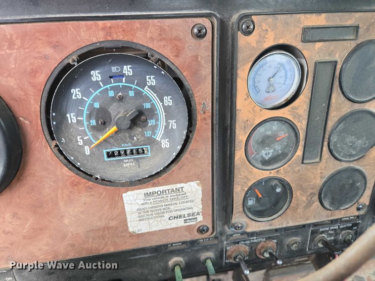 image for item EB1185 1994 International 9200 truck cab and chassis