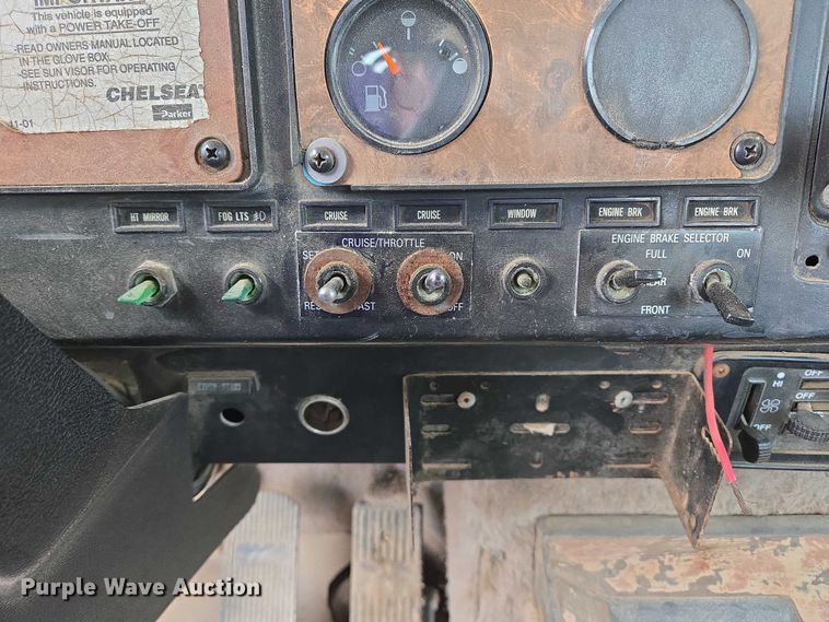 image for item EB1185 1994 International 9200 truck cab and chassis