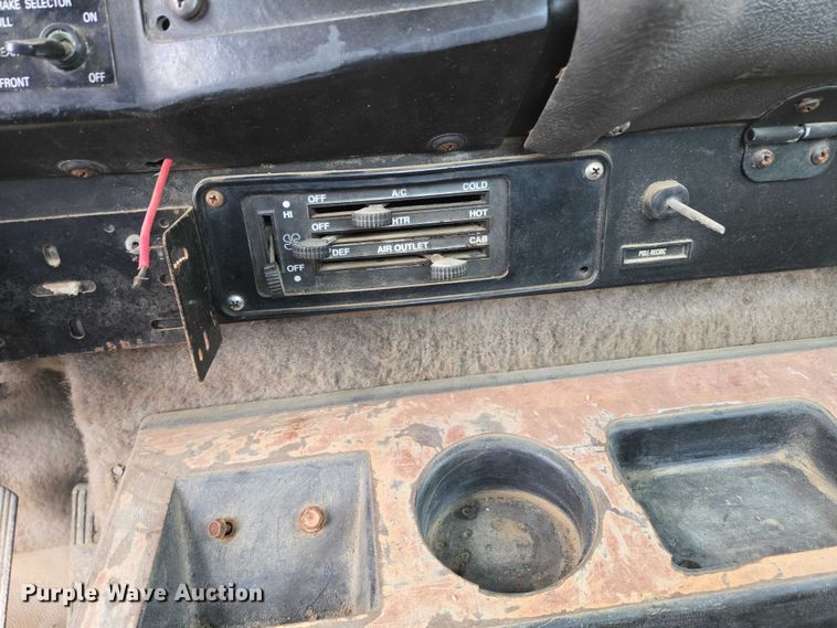 image for item EB1185 1994 International 9200 truck cab and chassis