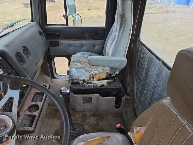 image for item EB1185 1994 International 9200 truck cab and chassis