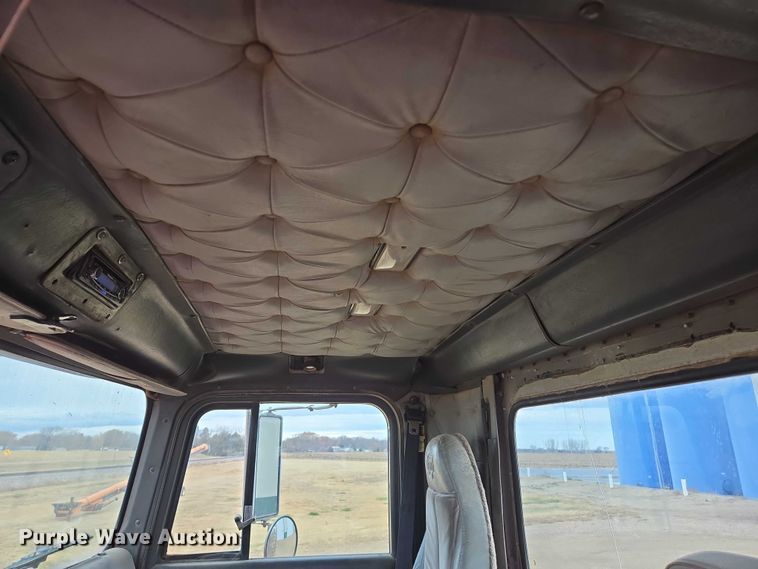 image for item EB1185 1994 International 9200 truck cab and chassis