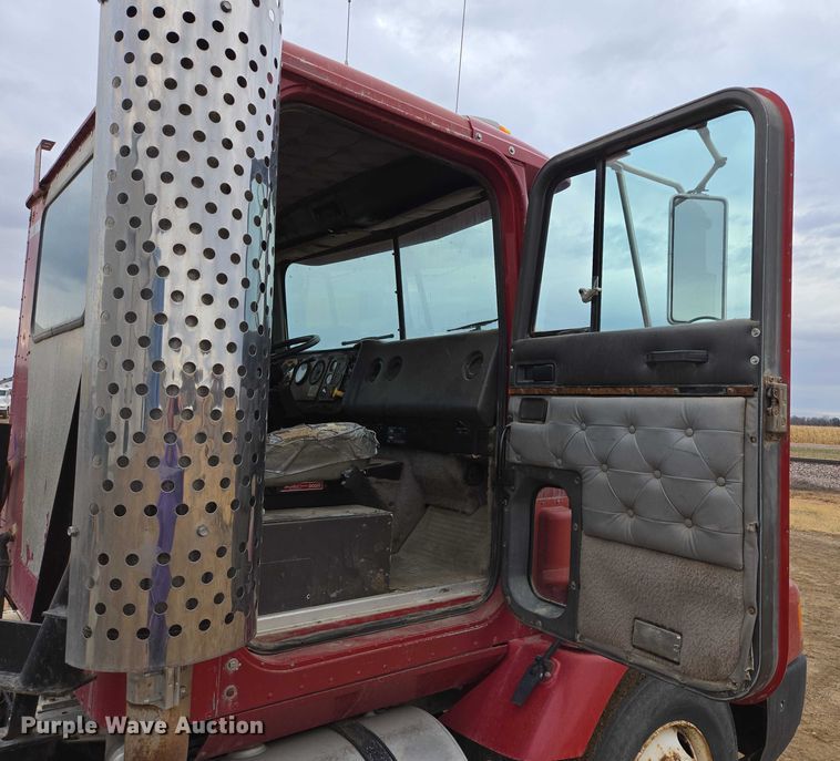 image for item EB1185 1994 International 9200 truck cab and chassis