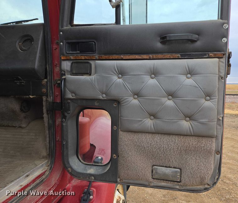 image for item EB1185 1994 International 9200 truck cab and chassis