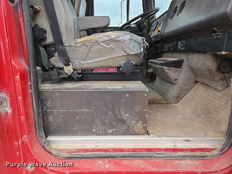 image for item EB1185 1994 International 9200 truck cab and chassis