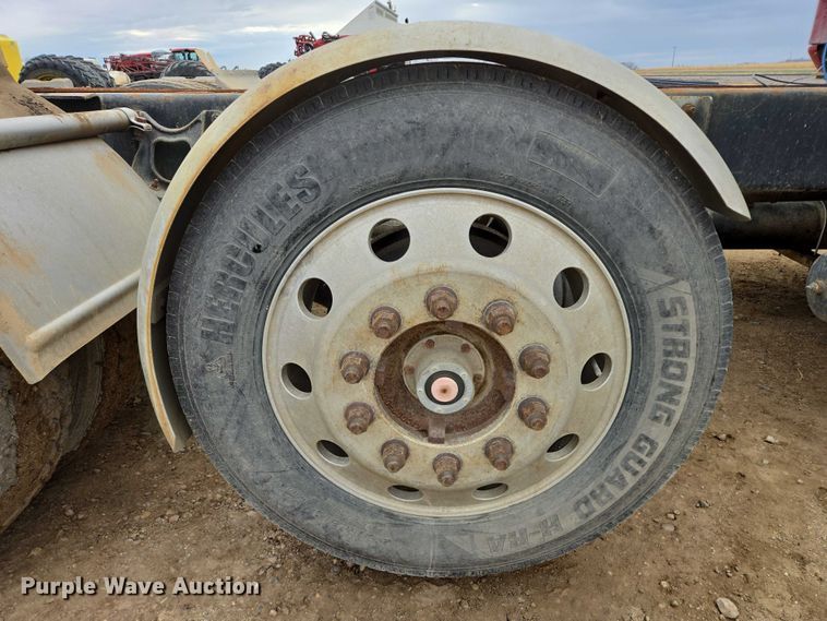 image for item EB1185 1994 International 9200 truck cab and chassis