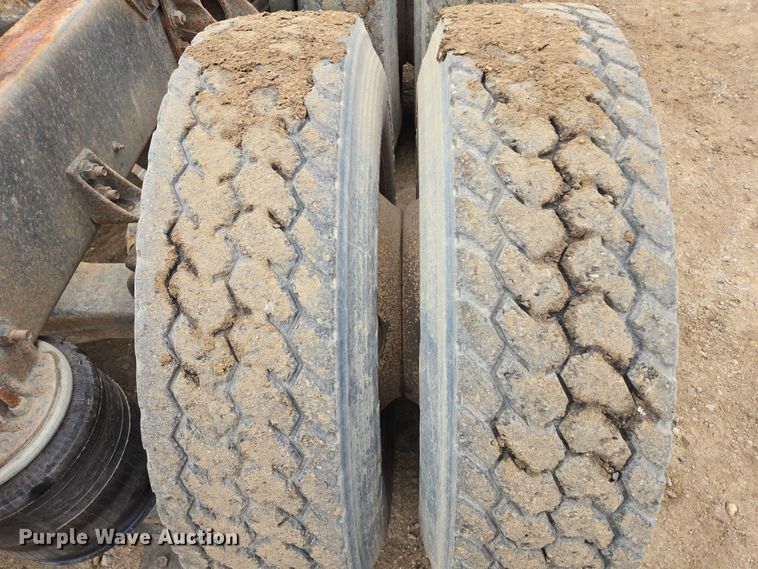 image for item EB1185 1994 International 9200 truck cab and chassis