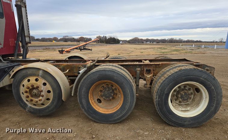 image for item EB1185 1994 International 9200 truck cab and chassis