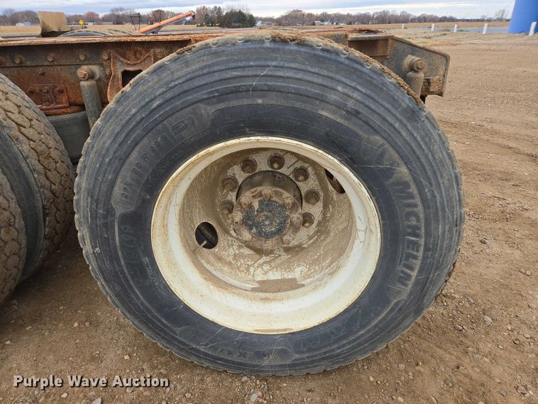 image for item EB1185 1994 International 9200 truck cab and chassis