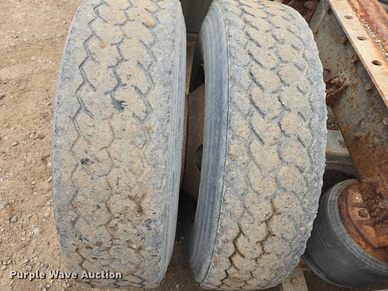 image for item EB1185 1994 International 9200 truck cab and chassis