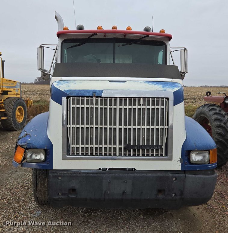 image for item EB1186 1993 International 9200 Eagle truck cab and chassis