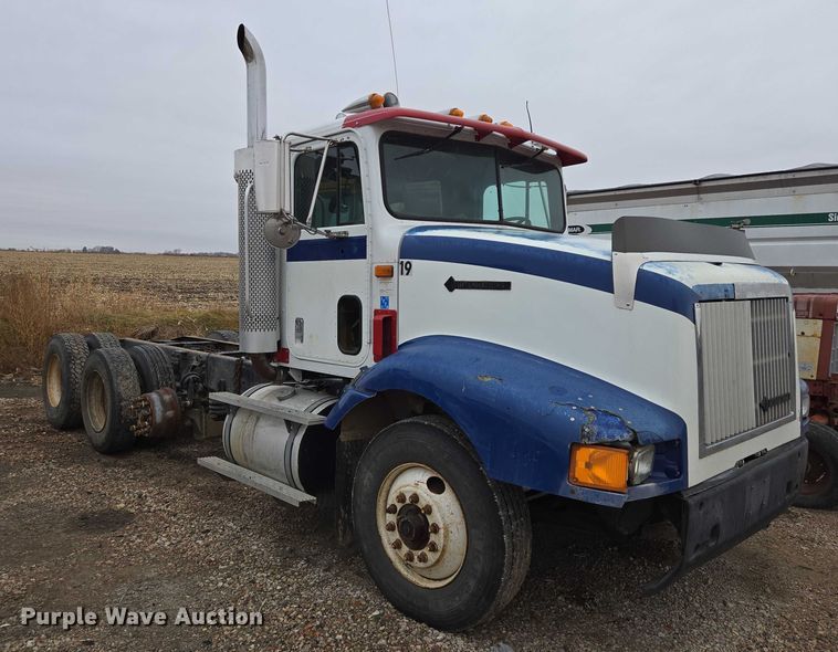 image for item EB1186 1993 International 9200 Eagle truck cab and chassis