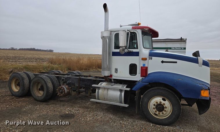 image for item EB1186 1993 International 9200 Eagle truck cab and chassis