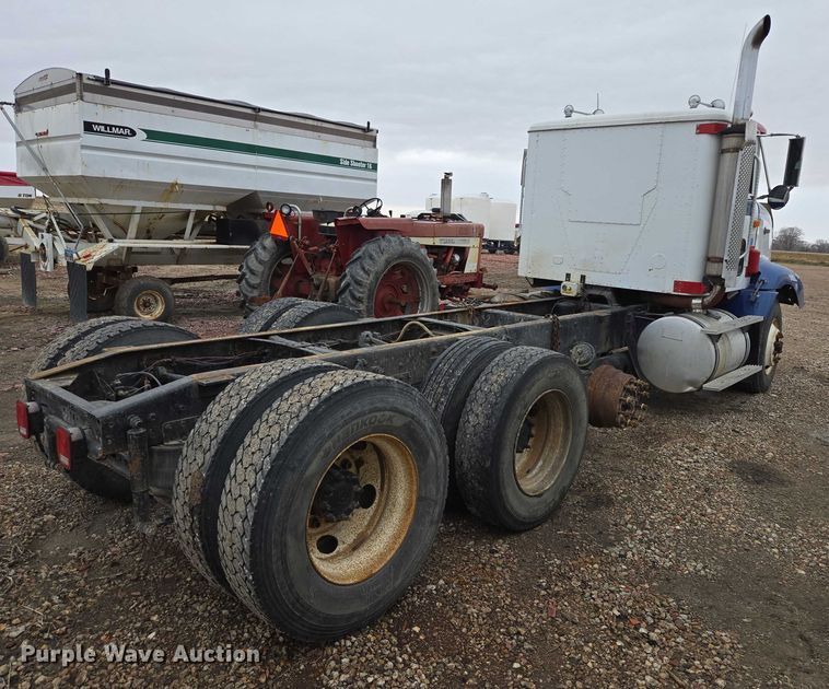 image for item EB1186 1993 International 9200 Eagle truck cab and chassis